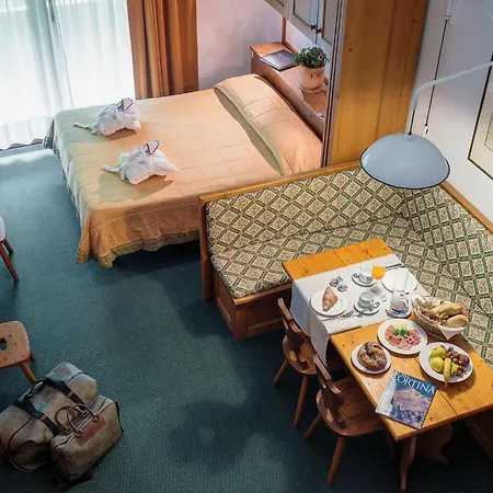 호텔 Cristallino D'ampezzo 4*